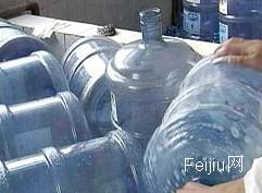 乌鲁木齐黑作坊用废塑料做纯净水桶被查处